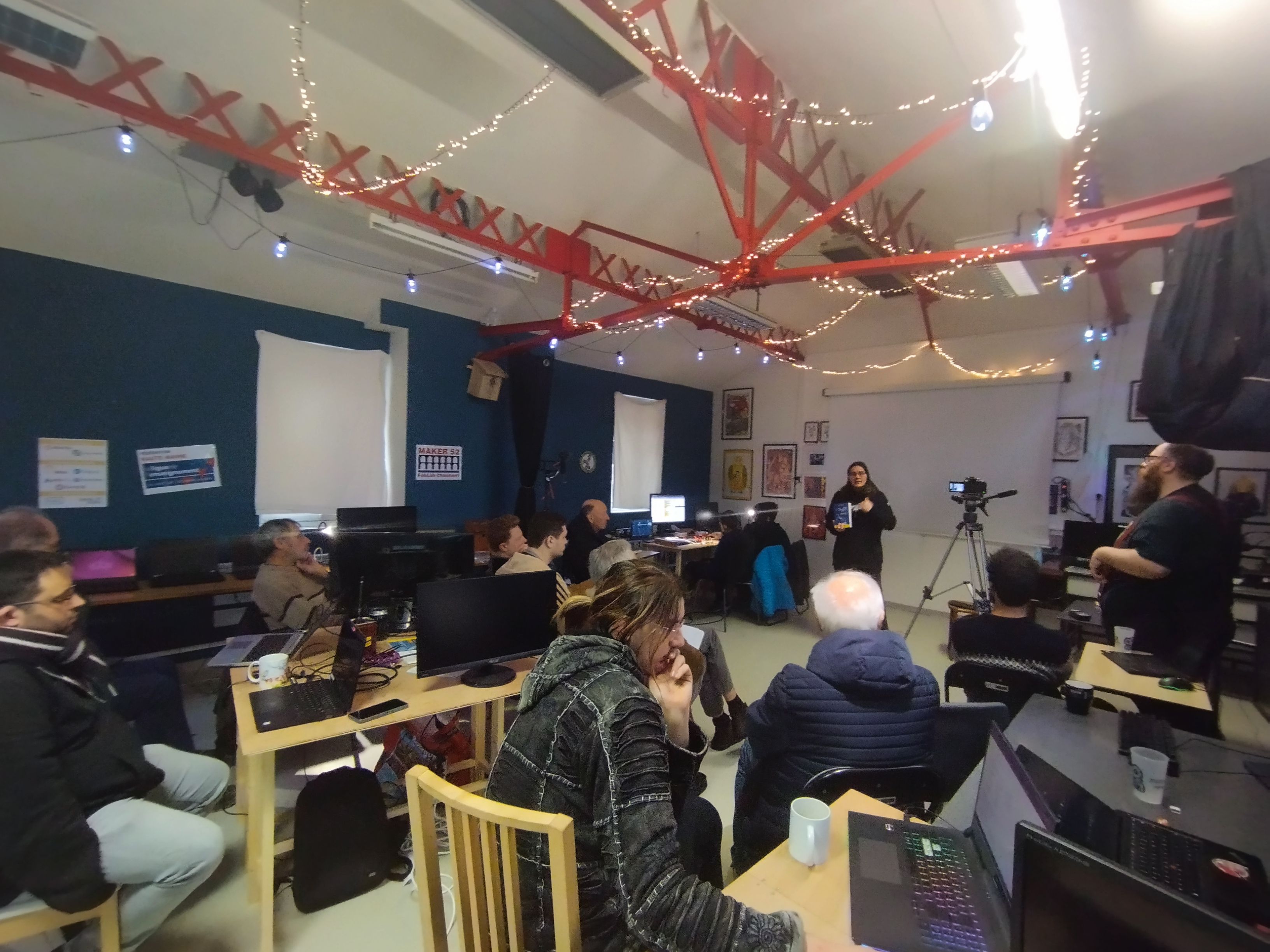 Conférence de la Journée du Libre dans une salle avec des ordinateurs et des participant·es