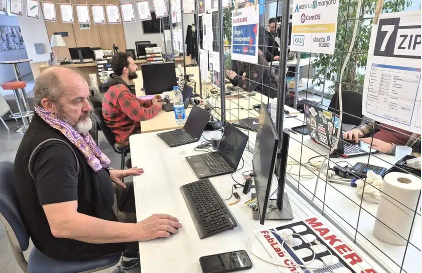 Atelier de diagnostic et de réemploi informatique avec plusieurs ordinateurs à Chaumont