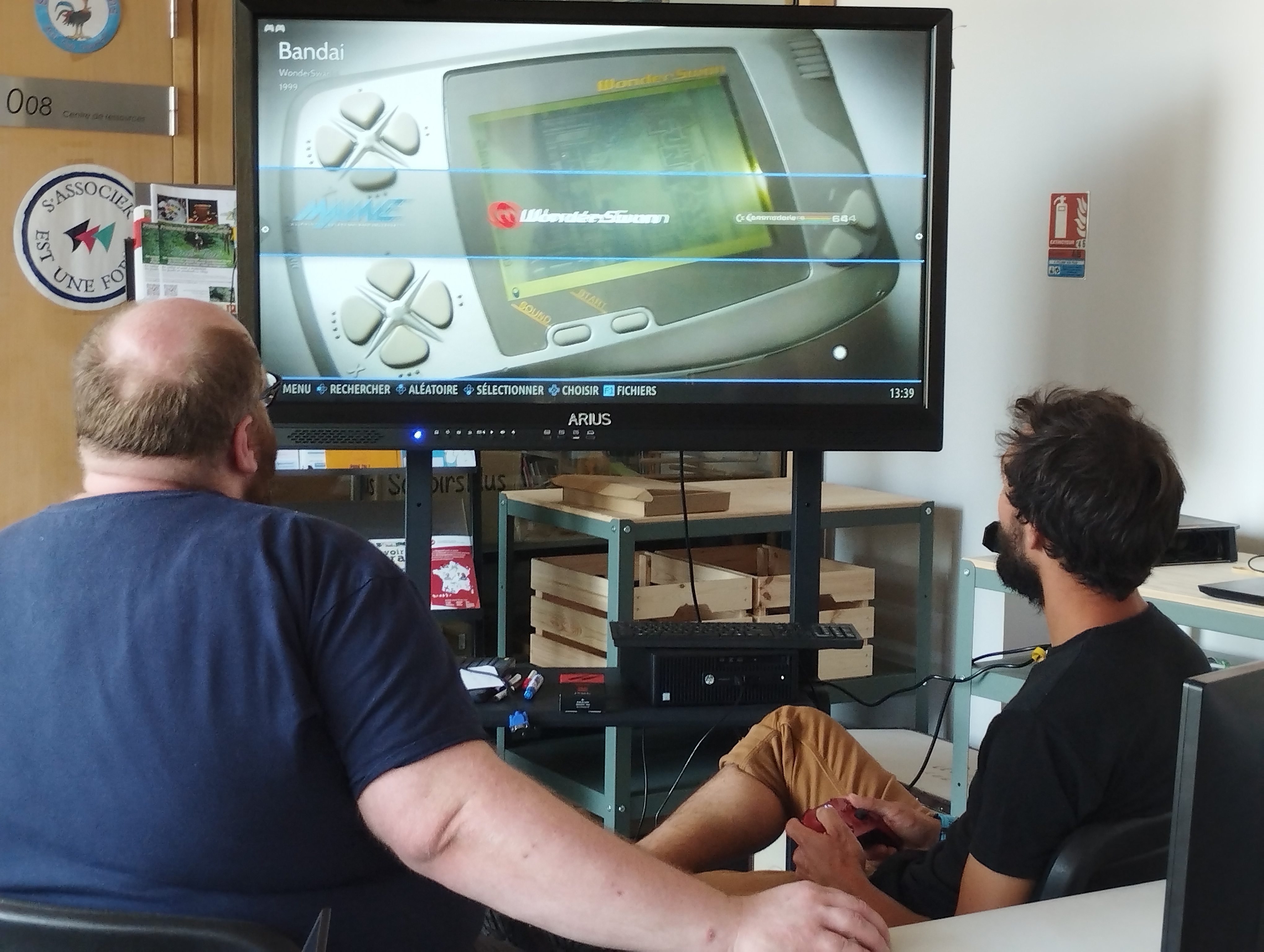 Deux personnes testent une borne d’arcade libre fonctionnant sous Linux pendant Un café et ça répare #2